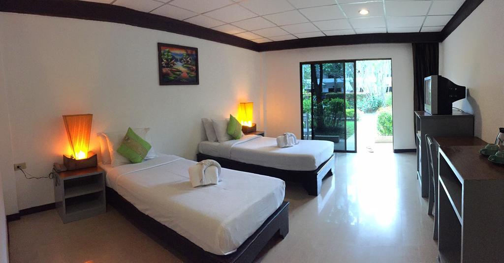 Bamboo Beach Hotel & Spa Patong Екстериор снимка