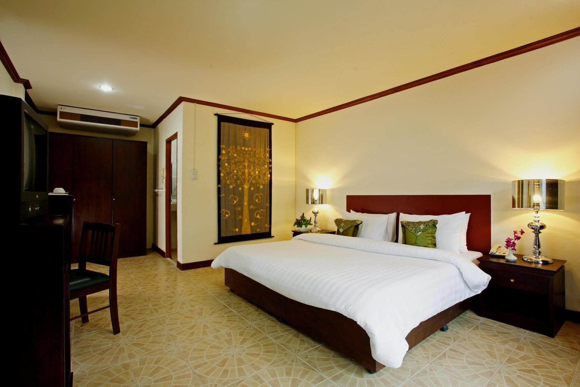 Bamboo Beach Hotel & Spa Patong Екстериор снимка