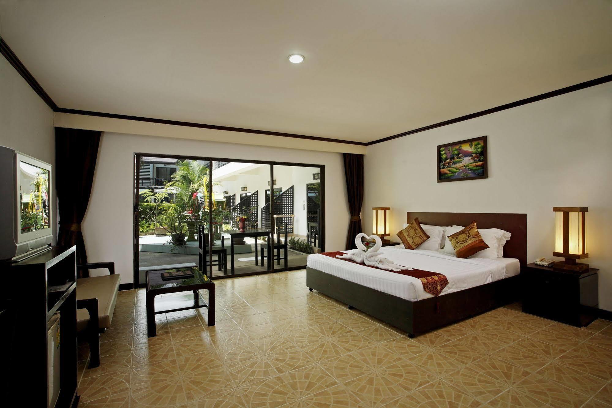 Bamboo Beach Hotel & Spa Patong Екстериор снимка